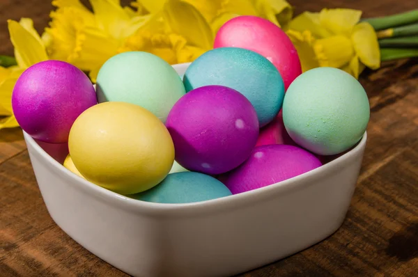 Cuenco de huevos de Pascua teñidos con narcisos —  Fotos de Stock