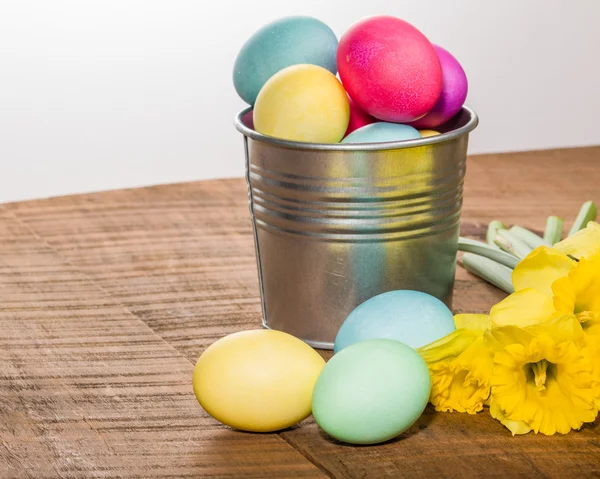 Srebrny pojemnik barwione jaja wielkanocne — Zdjęcie stockowe