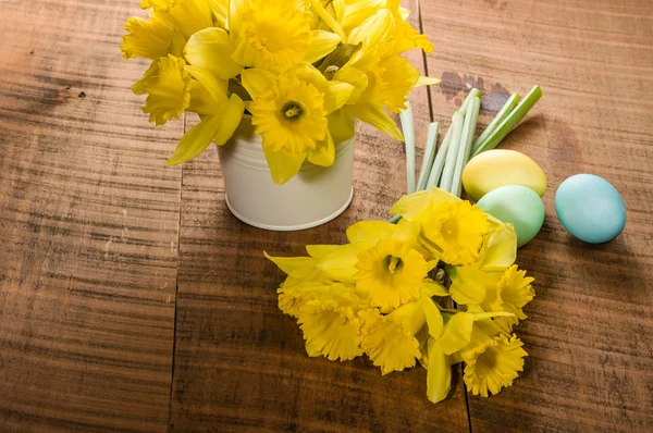 Daffodils and dyed Easter eggs — Stock Photo, Image