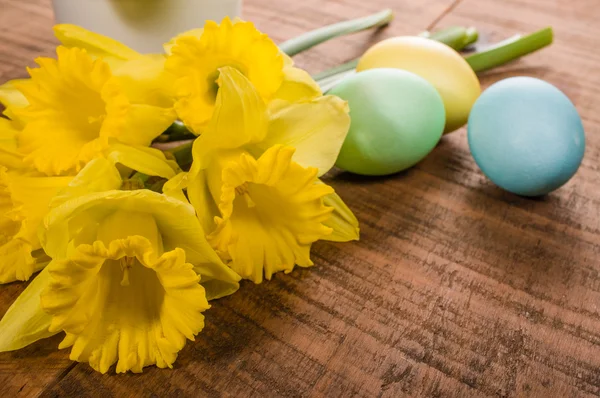 Daffodils and dyed Easter eggs — Stock Photo, Image
