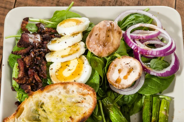Insalata di spinaci e uova con pezzetti di pancetta — Foto Stock