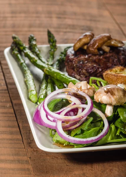 Steak and spinach salad with asparagus — Stock Photo, Image