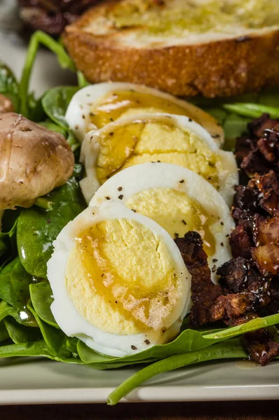 Spenat och ägg sallad med bacon bitar — Stockfoto