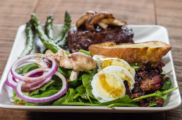 Steak and spinach salad with asparagus — Stock Photo, Image