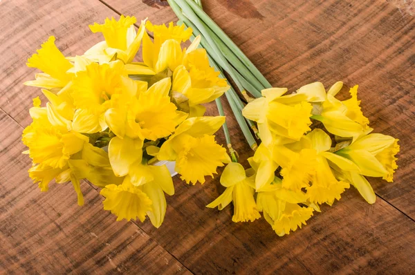 Blombukett gul påsklilja — Stockfoto