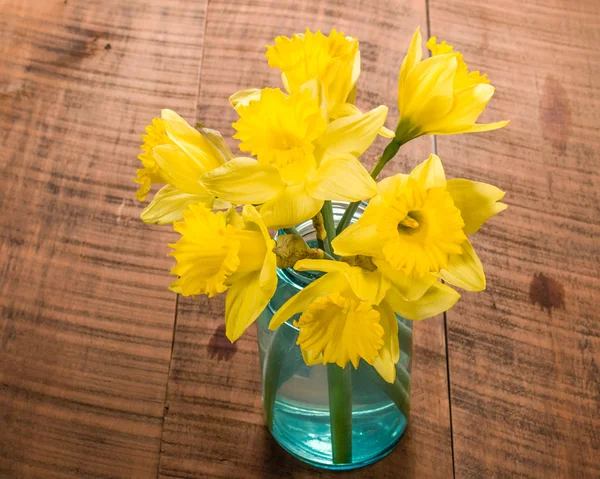 Bouquet of yellow daffodil flowers in a jar — Stock Photo, Image