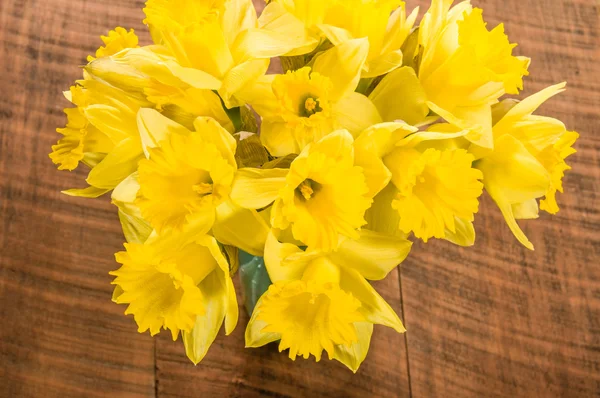 Strauß gelber Narzissenblüten in einem Glas — Stockfoto