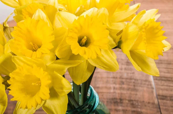 Egy üveg-sárga nárcisz virág csokor — Stock Fotó