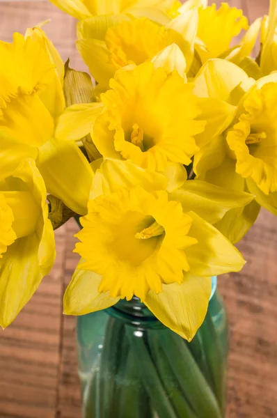 Bouquet of yellow daffodil flowers in a jar — Stock Photo, Image