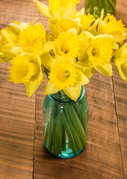 Buquê de flores de narciso amarelas em um jarro — Fotografia de Stock