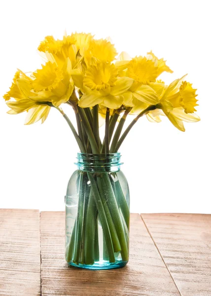 Bouquet de fleurs jaunes de jonquille dans un bocal — Photo