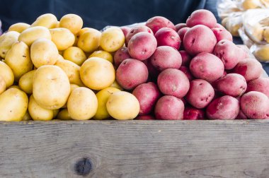 Kırmızı ve beyaz patates Market