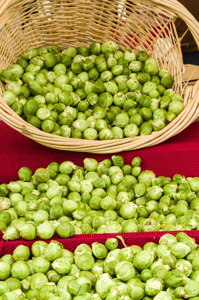 Brussels sprouts in a basket at market — Stock Photo, Image