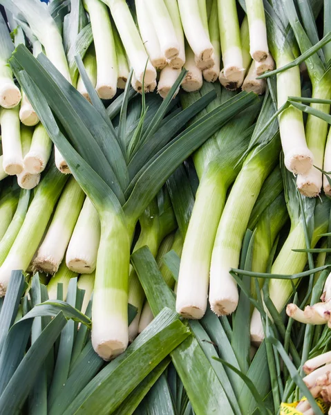 Poireaux frais exposés sur le marché — Photo