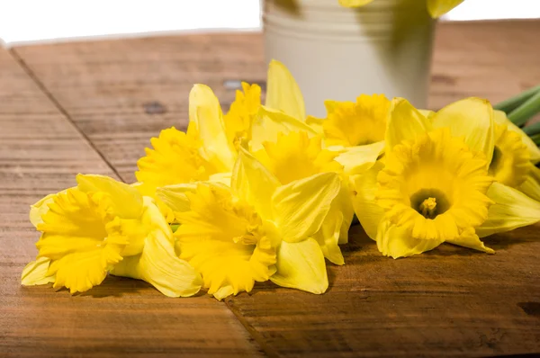 Κίτρινο daffodils με μεταλλικό αγγείο — Φωτογραφία Αρχείου