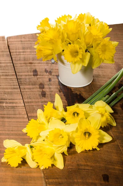 Narcisos amarillos con jarrón de metal —  Fotos de Stock