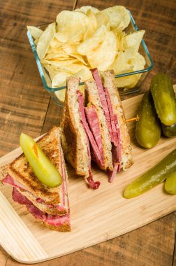 Reuben sandviçi dereotu turşu ile