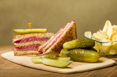 Reuben sandviçi dereotu turşu ile