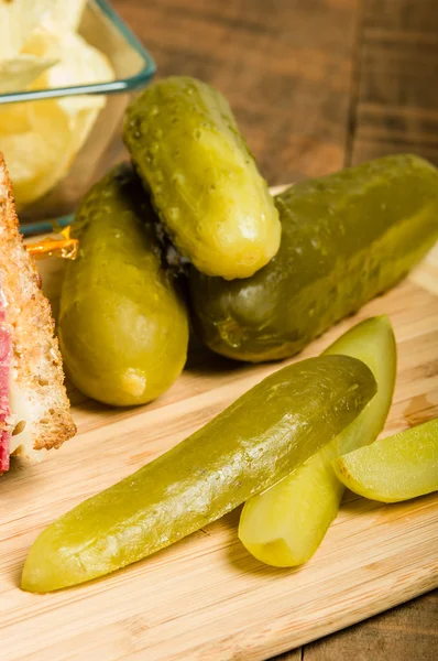 Сэндвич с укропом и огурцами — стоковое фото