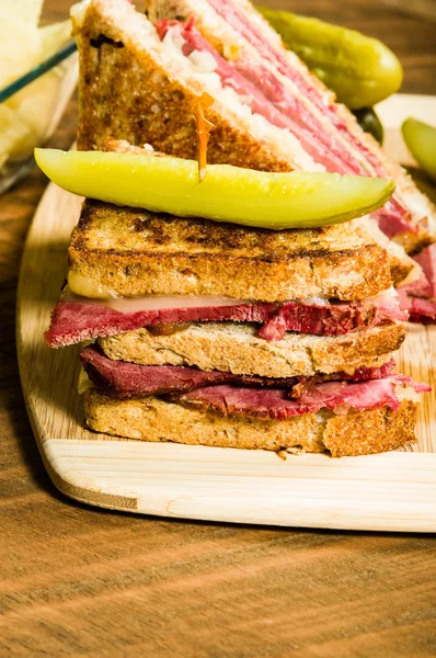 Reuben sandwich z pikle koperku — Zdjęcie stockowe