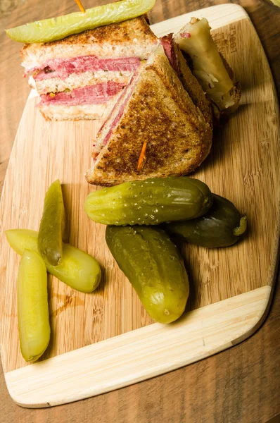 Reuben sandwich z pikle koperku — Zdjęcie stockowe