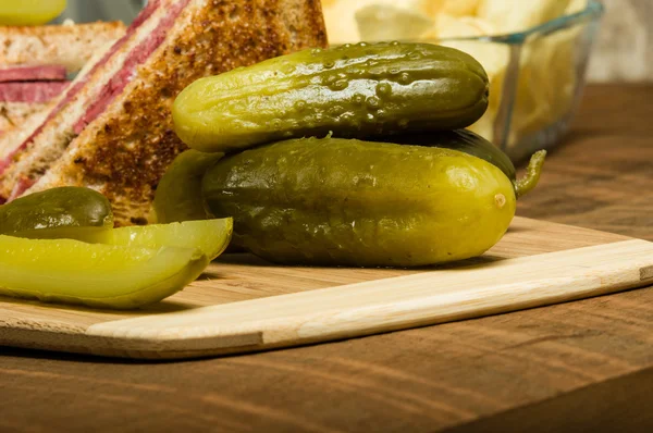 Сэндвич с укропом и огурцами — стоковое фото