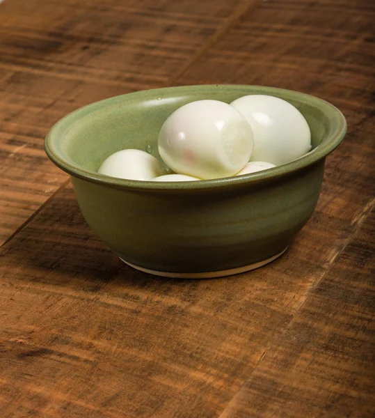 Чаша с очищенными яйцами — стоковое фото