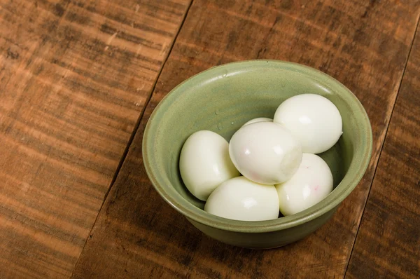 Cuenco de huevos duros pelados —  Fotos de Stock