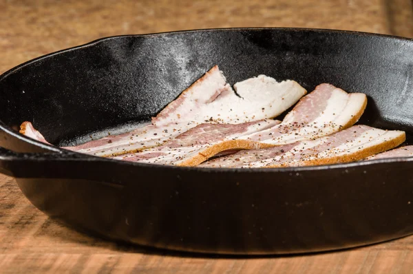 Svart metall stekpanna eller kastrull med bacon — Stockfoto