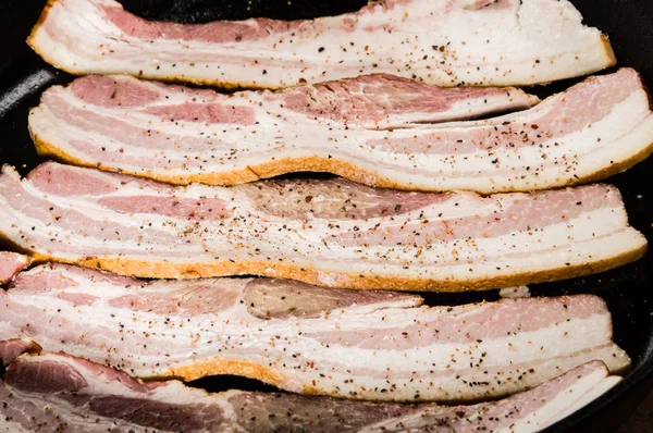 Remsor av rå bacon redo att steka — Stockfoto