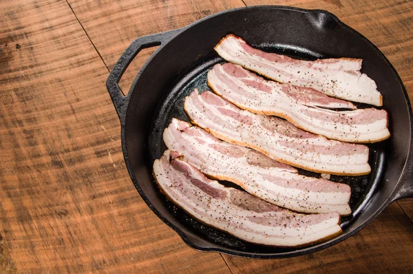Litinové pánvi slaninu pohled — Stock fotografie