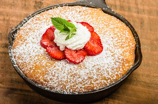 Skillet baked yellow cake with berries — Stock Photo, Image