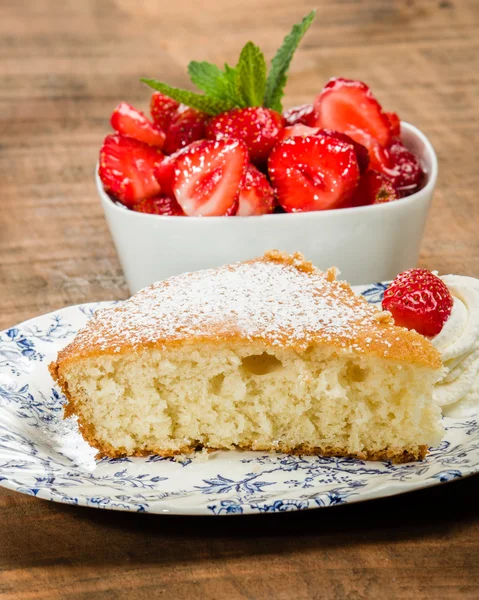 Slice of yellow cake with strawberries — Stock Photo, Image