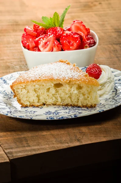 Slice of yellow cake with strawberries — Stock Photo, Image