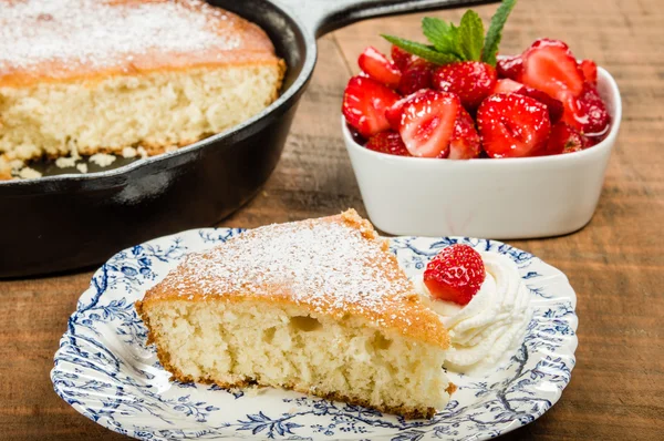 Slice of skillet cake with cream and berry — Stock Photo, Image