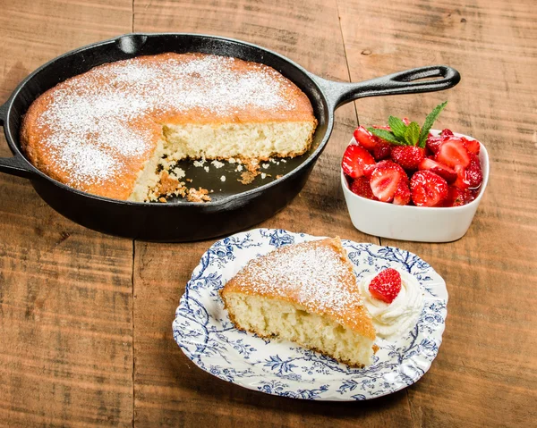 베리와 크림 프라이팬 케이크의 슬라이스 — 스톡 사진