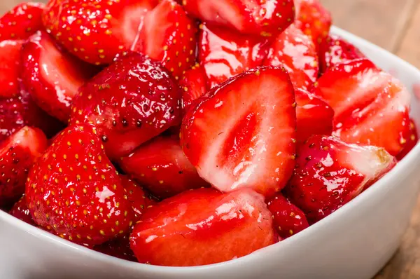 Schüssel mit glasierten Erdbeeren — Stockfoto