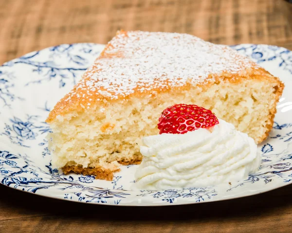 Torta gialla con fragola e panna — Foto Stock