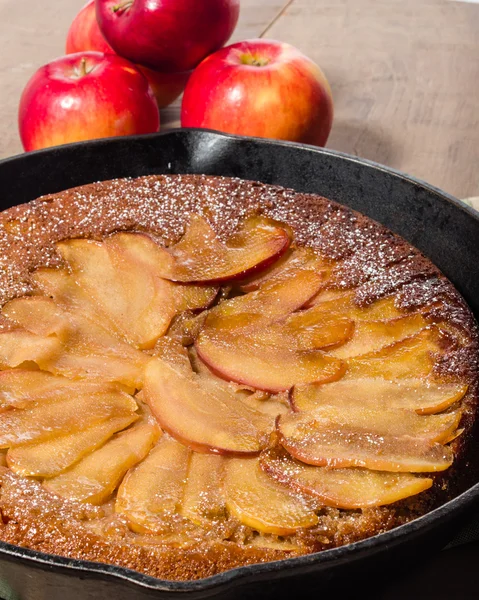 Skillet apple cake with apples — Stock Photo, Image