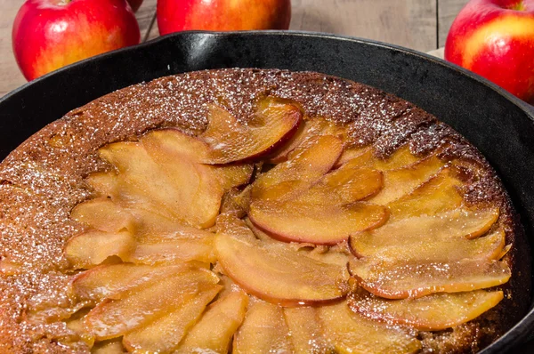 Skillet apple cake with apples — Stock Photo, Image