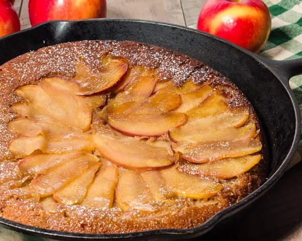 Skillet apple cake with apples — Stock Photo, Image