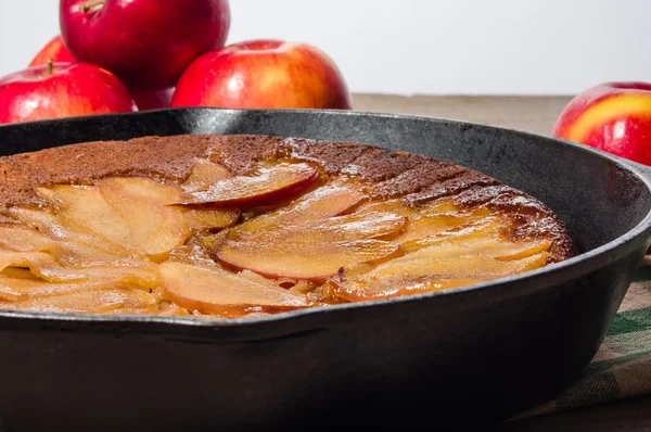 Skillet apple cake with apples — Stock Photo, Image