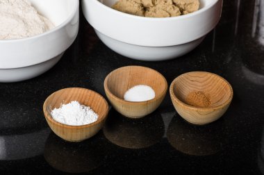 Baharat ve malzemeleri ile ahşap kase