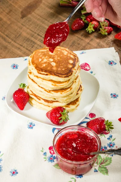 Pfannkuchen mit Erdbeer-Rhabarbermarmelade — Stockfoto