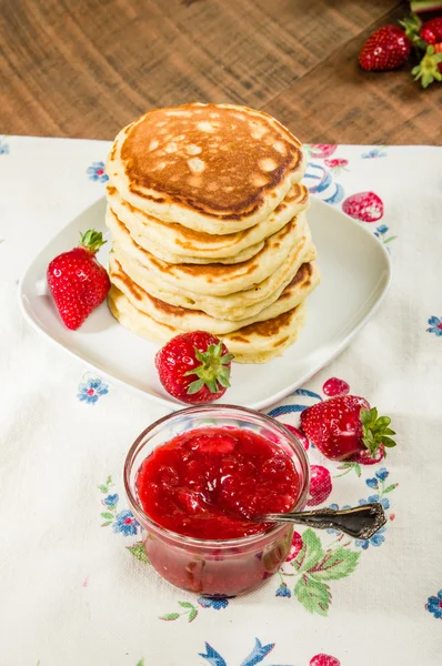 Pfannkuchen mit Erdbeer-Rhabarbermarmelade — Stockfoto