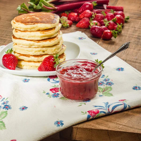 Pfannkuchen mit Erdbeer-Rhabarbermarmelade — Stockfoto