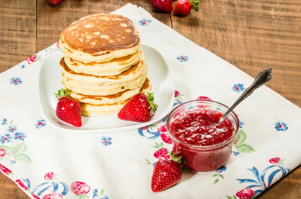 Pfannkuchen mit Erdbeer-Rhabarbermarmelade — Stockfoto