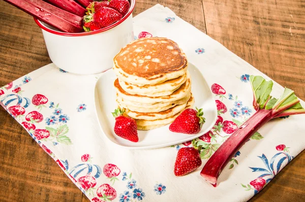 Stapel Pfannkuchen mit Erdbeeren — Stockfoto