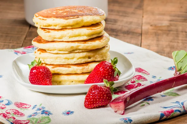 Stapel Pfannkuchen mit Erdbeeren — Stockfoto