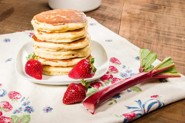 Stapel Pfannkuchen mit Erdbeeren — Stockfoto